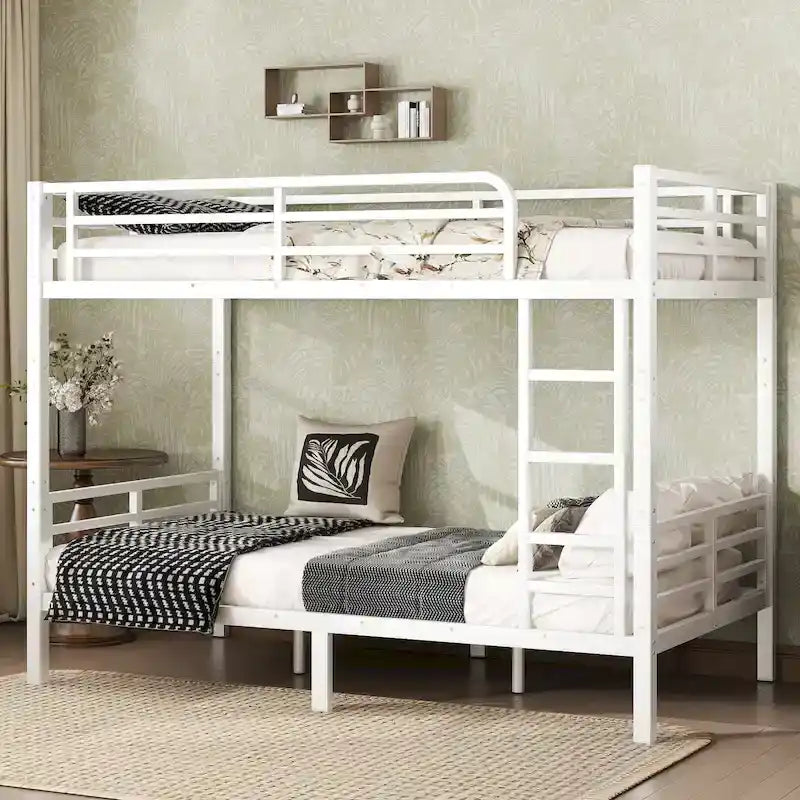 Lit superposé en métal, les couchettes supérieure et inférieure sont des lits simples king-size.