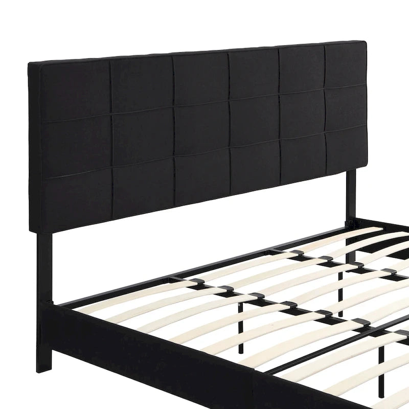 Lit plateforme rembourré extra-large noir avec tête de lit capitonnée et sommier à lattes en bois.