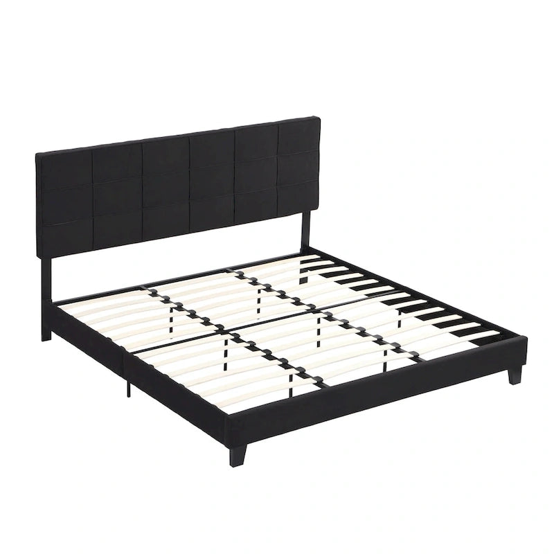 Lit plateforme rembourré extra-large noir avec tête de lit capitonnée et sommier à lattes en bois.