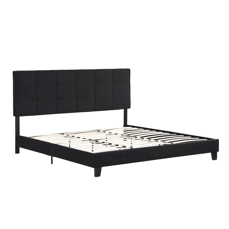 Lit plateforme rembourré extra-large noir avec tête de lit capitonnée et sommier à lattes en bois.