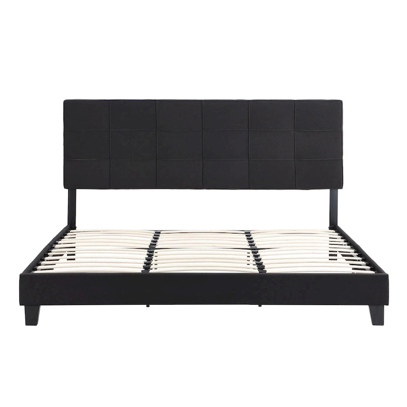 Lit plateforme rembourré extra-large noir avec tête de lit capitonnée et sommier à lattes en bois.