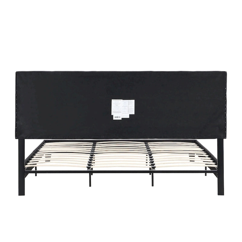 Lit plateforme rembourré extra-large noir avec tête de lit capitonnée et sommier à lattes en bois.