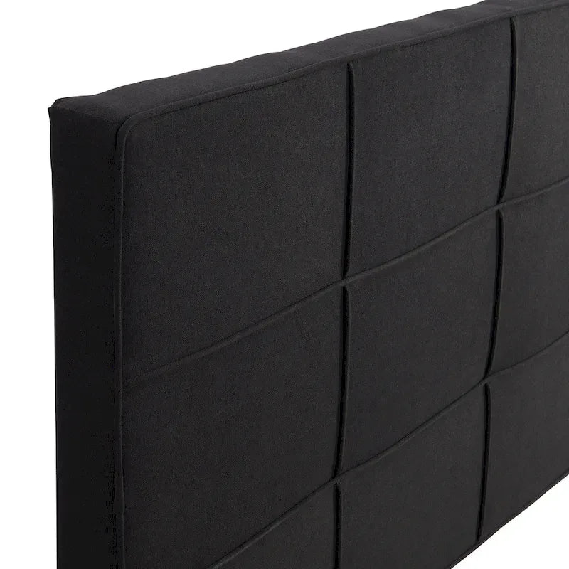 Lit plateforme rembourré extra-large noir avec tête de lit capitonnée et sommier à lattes en bois.