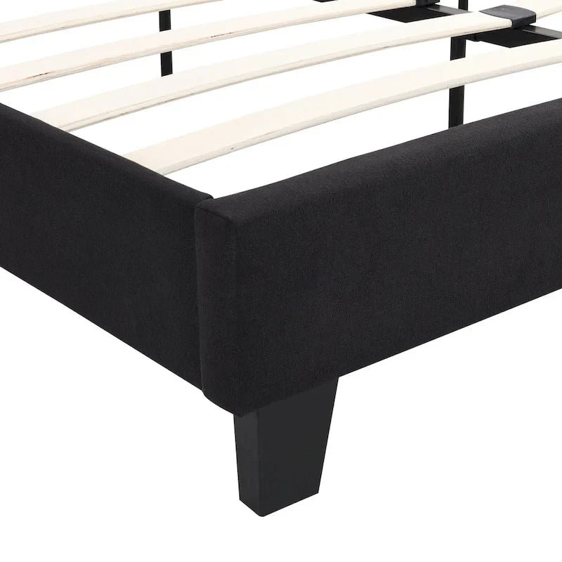 Lit plateforme rembourré extra-large noir avec tête de lit capitonnée et sommier à lattes en bois.