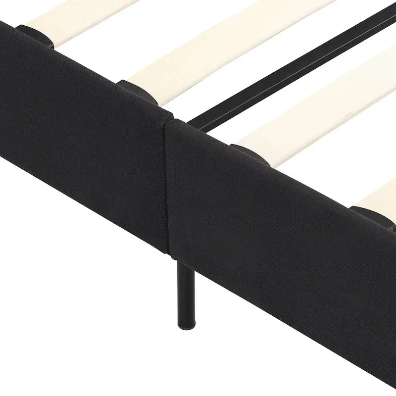 Lit plateforme rembourré extra-large noir avec tête de lit capitonnée et sommier à lattes en bois.
